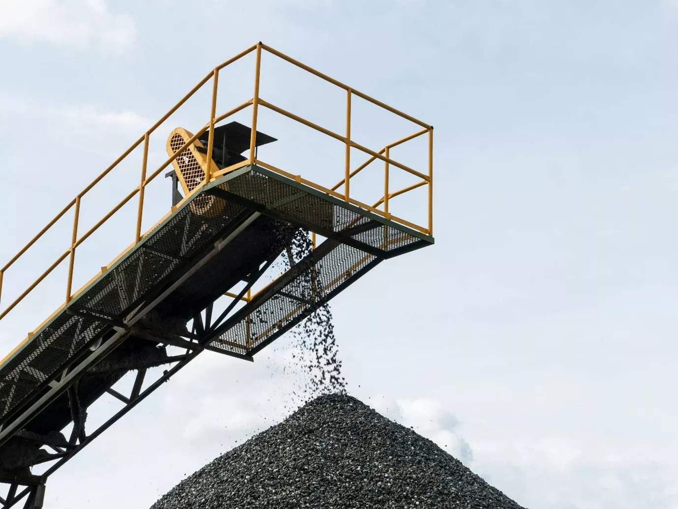 Conveyor chains in a quarry setting