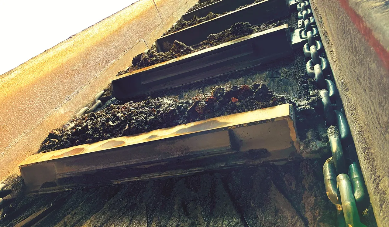 Conveyor chain from pewag in action in a mining operation