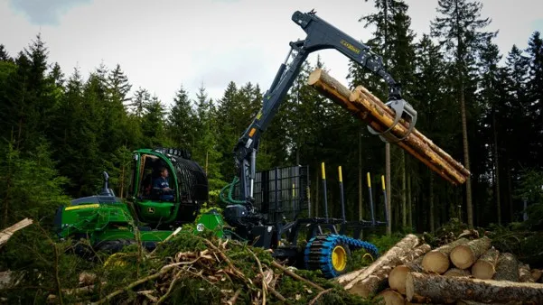 Ein Forstharvester ist in einem schwedischen Wald im Einsatz und mit pewag-Forstketten ausgestattet