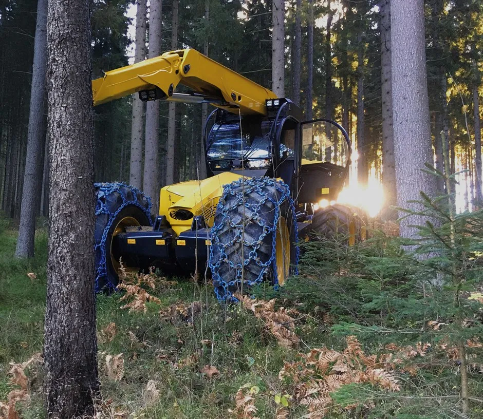Ein Forstharvester ist in einem schwedischen Wald im Einsatz und mit pewag-Forstketten ausgestattet